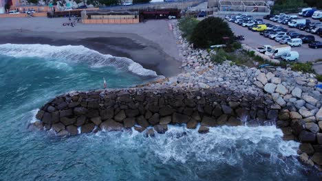 vista aérea de las olas golpeando la pared del rompeolas en la bahía catalana en gibraltar