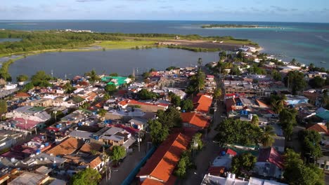 Disparo-De-Dron-Atardecer-Tranquilo-Pueblo-Pesquero-Casas-Coloridas