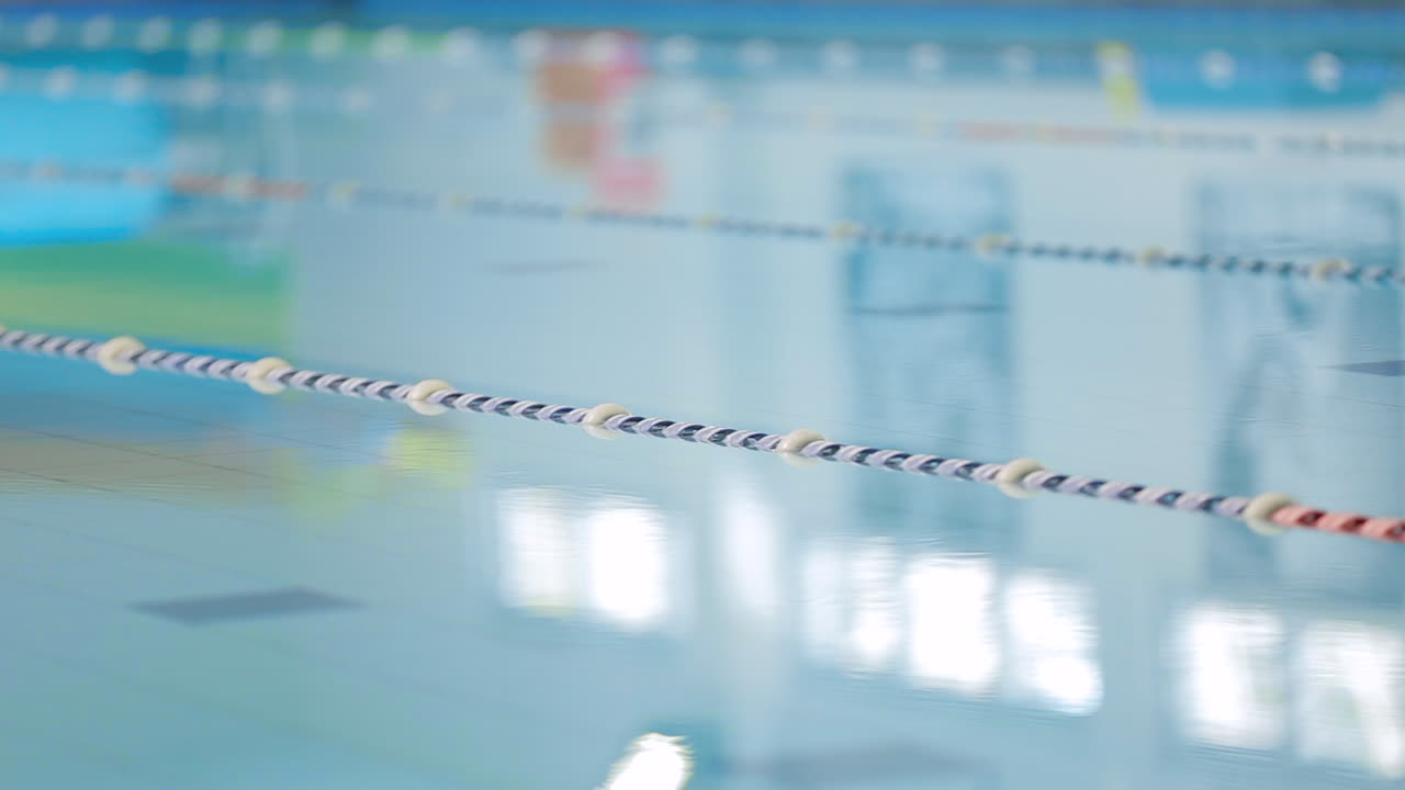 toma estática cerca de una piscina cubierta con suaves ondas de agua