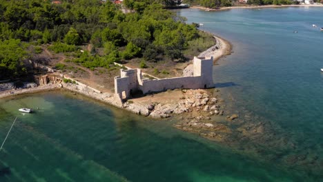 ruinas del castillo de kastilo en croacia