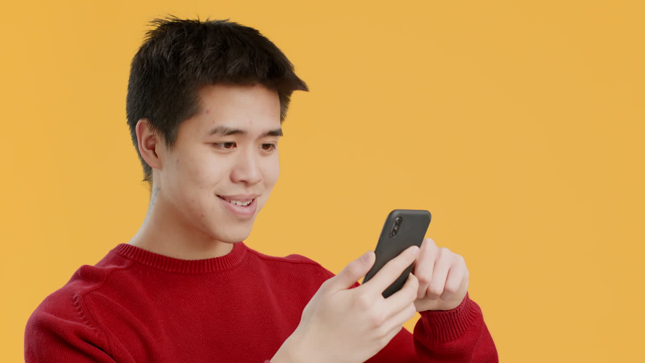 스마트 폰을 사용 하여 젊은 남자