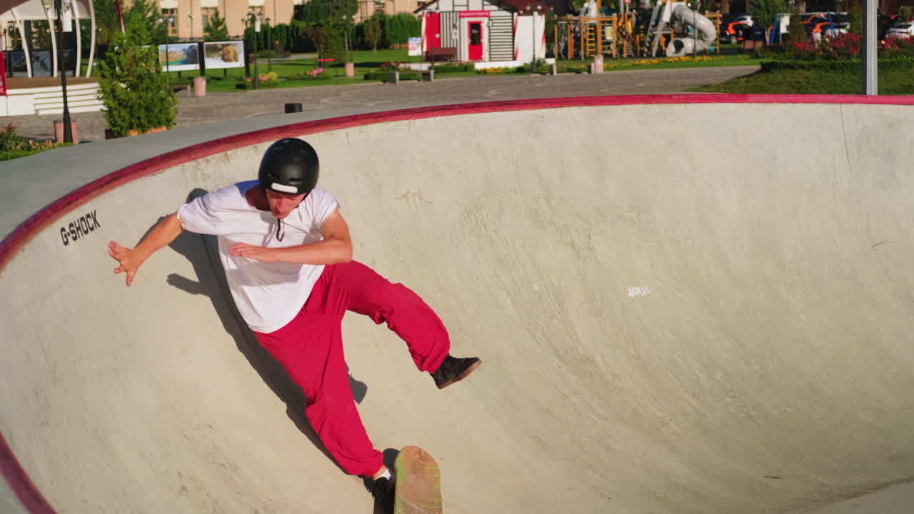 스케이트파크에서 스케이트보드를 타는 것