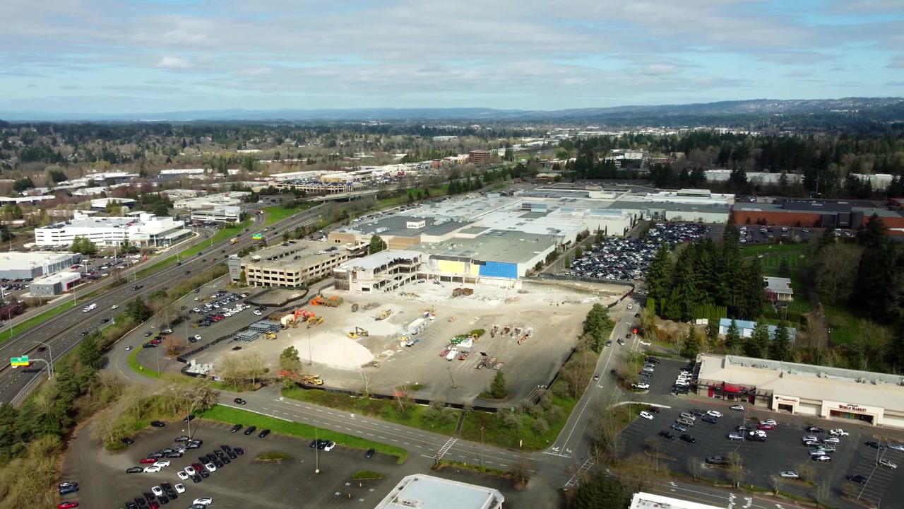 USA, Oregon, Tigard, 21-03-2026 - Vista drone del Washington Square Mall in costruzione durante la ristrutturazione, in estate