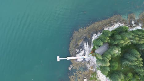 agua azul profundo, casas y árboles en la bahía de penobscot, maine | vista aérea de arriba hacia abajo | verano 2021