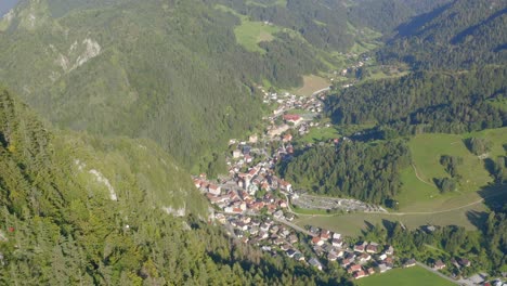 downhill valley ciudad residencial municipio de crna na koroskem eslovenia