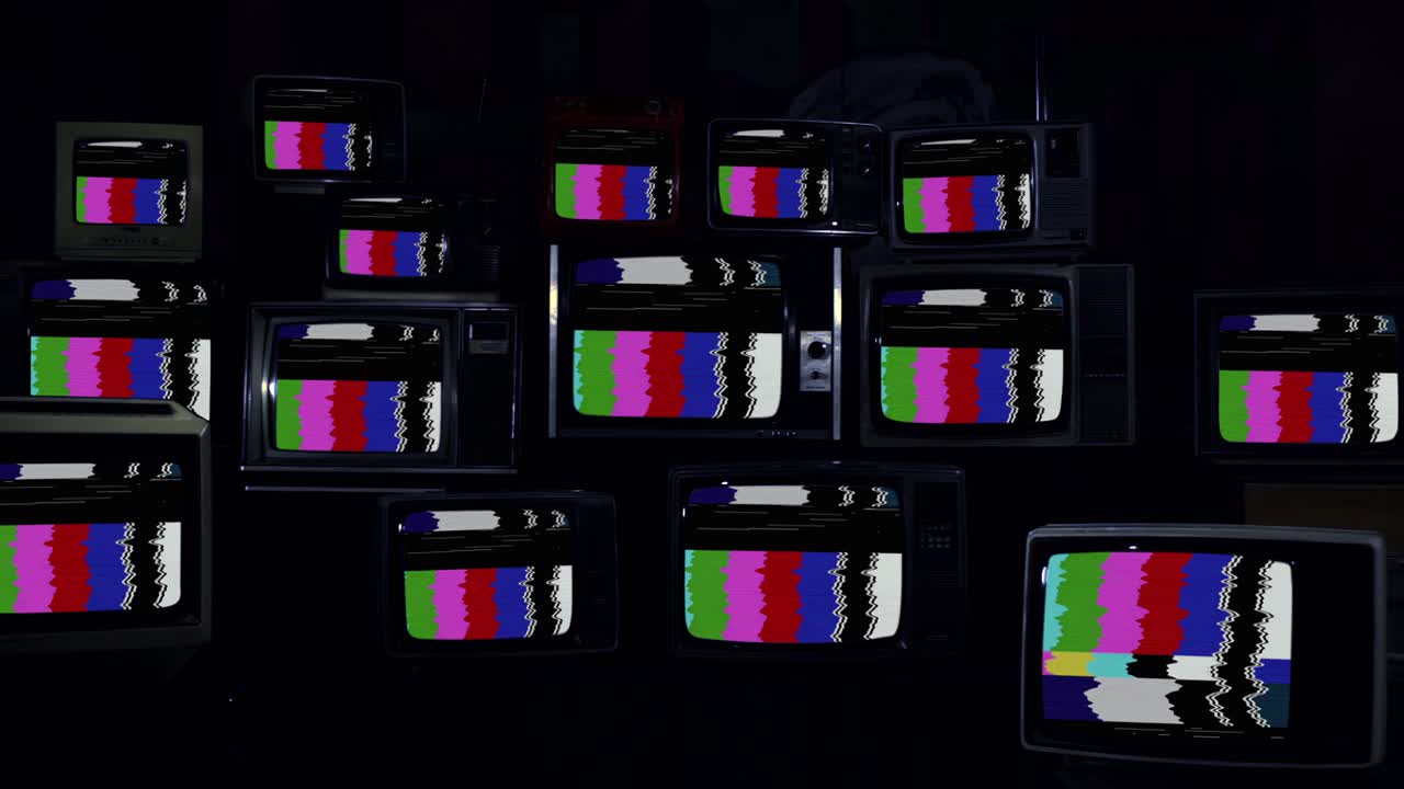 컬러 바를 켜는 빈티지 tv와 녹색 화면을 켜는 레트로 tv, 어두운 톤,, 4k 해상도.