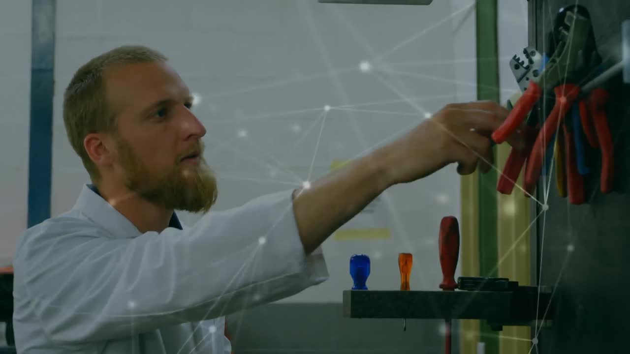 animación de la red de conexiones sobre el hombre caucásico que trabaja en el laboratorio de computación,