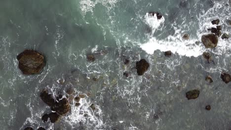 Luftaufnahme-Von-Gezeitentümpeln-Am-Felsigen-Strand