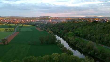 Hermoso-Vuelo-De-Drones-Sobre-El-Campo-Bávaro,-El-Pueblo-Alemán-Y-La-Iglesia