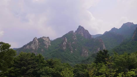 tiro panorâmico lento da montanha do parque nacional de seoraksan