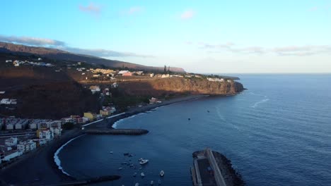 Drohnenaufnahme-Der-Küstenstadt-Und-Des-Strandes-Auf-La-Gomera-Auf-Den-Kanarischen-Inseln