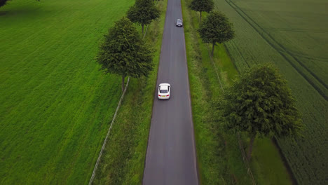 Autos-Fahren-Auf-Einer-Landstraße