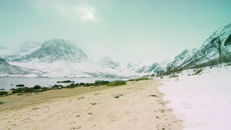 Travelling-Cinematográfico-De-Izquierda-A-Derecha-En-Una-Playa-Nevada-En-El-Norte-De-Noruega