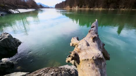 Slomo---Un-Vuelo-De-Cámara-Sobre-Colinas-Y-Valles-En-El-Río-Green-Inn-En-Tirol