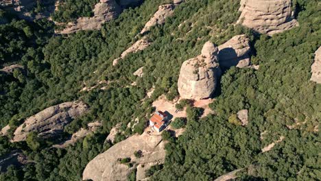 refugio aislado en medio de las montañas de montserrat, rodeado de grandes piedras en forma de agujas