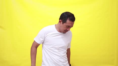 신문 에 있는 보고서 를 읽는 동안 서 있는 좌절 한 분노 한 슬픈 아시아 성인 남자