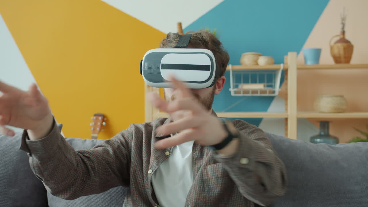 Uomo che indossa un auricolare VR