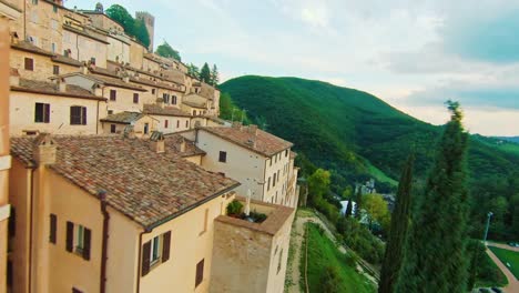 Vista-Panorámica-Del-Pueblo-Medieval-De-Nocera-Umbra-Rodeado-De-Colinas-Y-Paisajes-Verdes-En-Umbría,-Italia