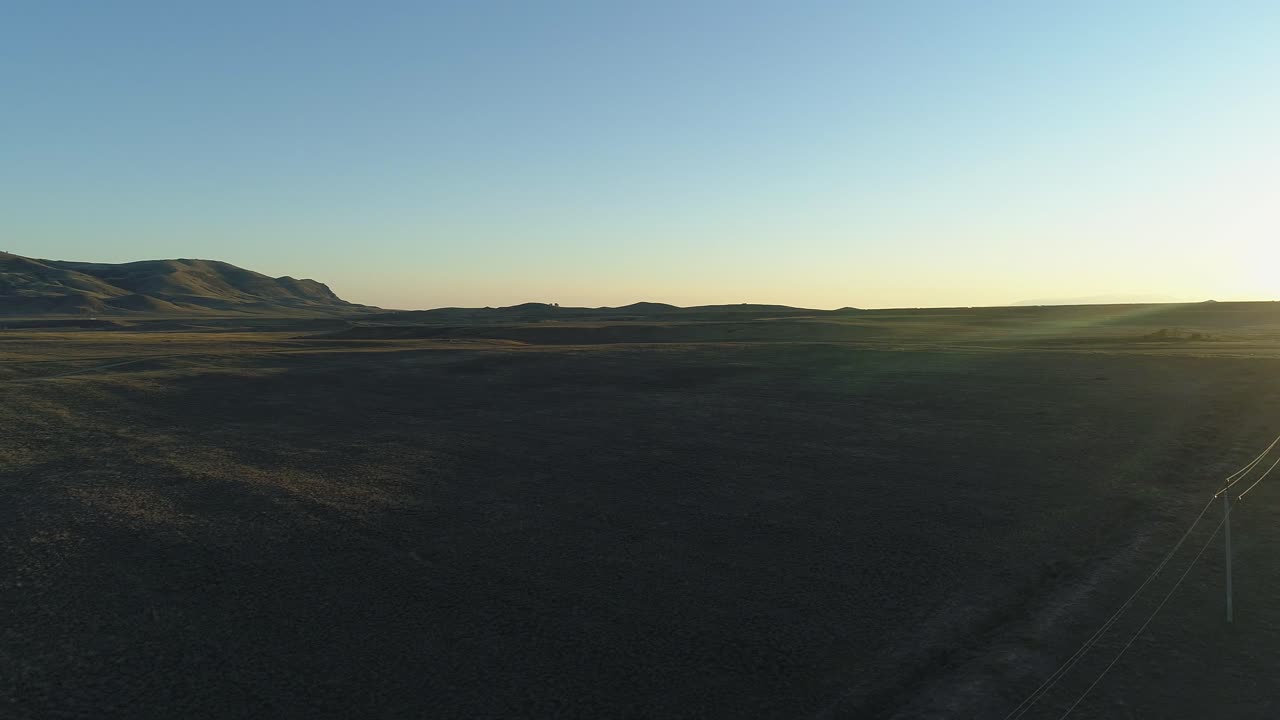 Naturskønt bjerglandskab ved solnedgang
