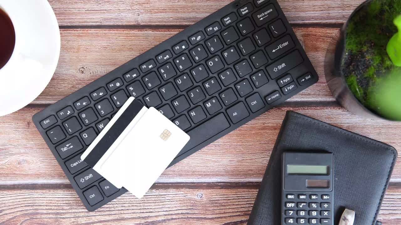 espacio de trabajo comercial con tarjetas de crédito y calculadora