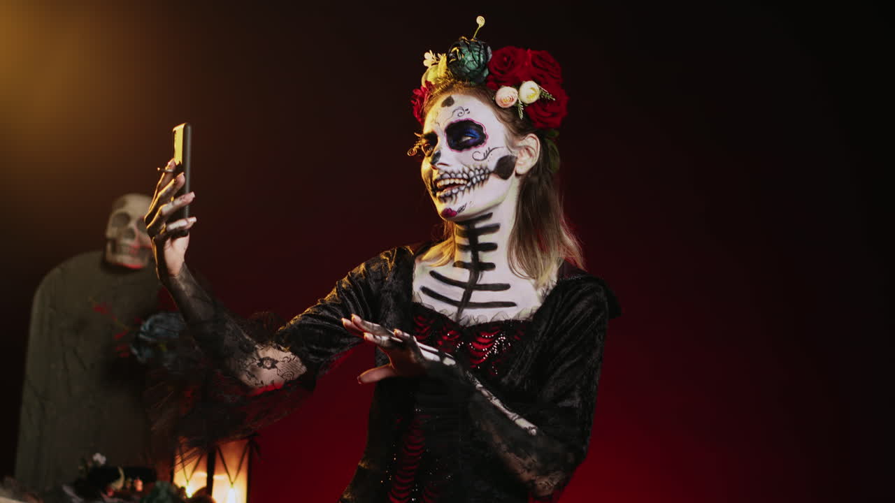 Mujer con maquillaje de dia de muertos