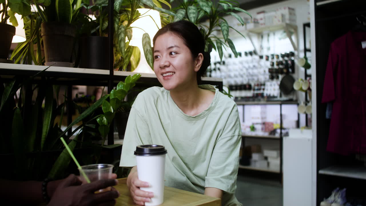 커피 ⁇  에 있는 젊은 여자