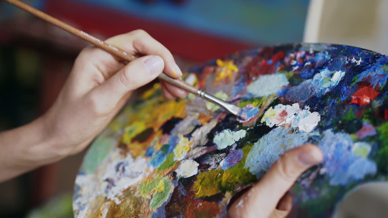 artista mezclando colores en una paleta
