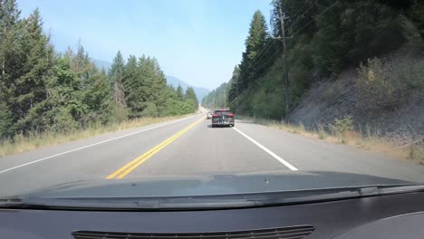 Pov-De-Lapso-De-Tiempo-De-Alta-Velocidad-Conduciendo-En-La-Soleada-Carretera-De-Montaña-A-Través-Del-Bosque