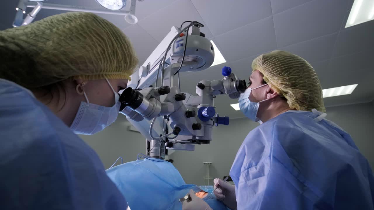 Operación de cirugía plástica de blefaroplastia, centrada en el rejuvenecimiento y la modificación de la región ocular