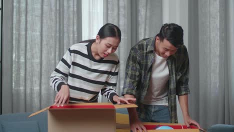 커플이 새로운 집으로 이사합니다.