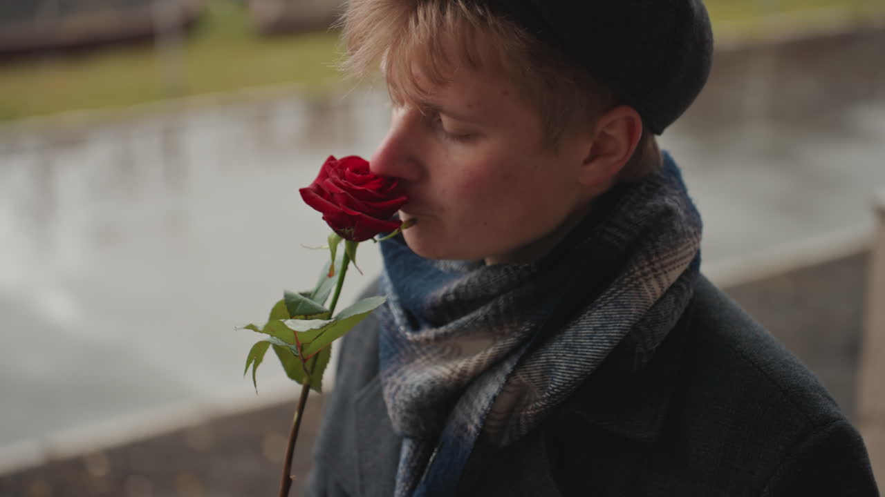 Klidný čas s jemným gestem. Poklidný okamžik charakterizovaný něžným úsměvem a rozkvetlým květem. Bezstarostná scéna zachycená s delikátním úsměvem a kvetoucí květinou