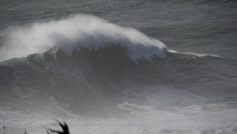 cámara lenta de dos grandes olas en nazaré, portugal