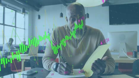 Animación-Del-Procesamiento-De-Datos-Sobre-El-Retrato-De-Un-Hombre-Afroamericano-Que-Realiza-Una-Videollamada-En-La-Oficina