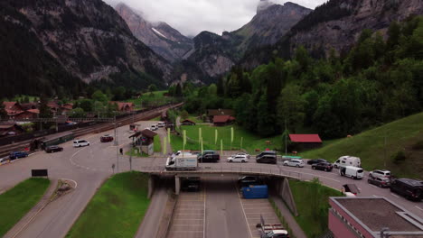 Autos-Reihen-Sich-Im-Autozug-Lotschbergtunnel-Aneinander