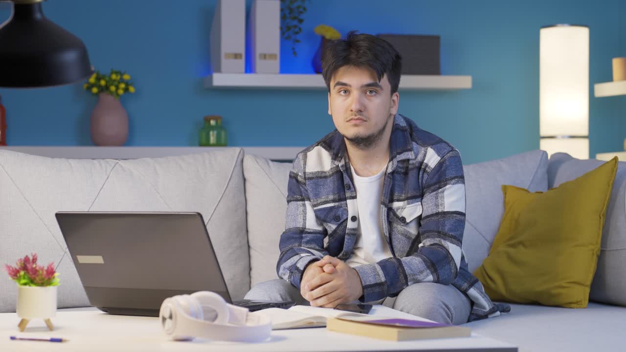 retrato de un hombre triste por la noche en casa.