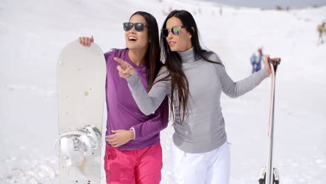 Dos-Mujeres-Elegantes-Con-Sus-Tablas-De-Snowboard