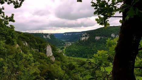 Vista-Estática-Del-Hermoso-Paisaje-En-El-Donauta-En-Schwarzwald-Alemania-Durante-El-Día-Nublado-De-Mal-Humor