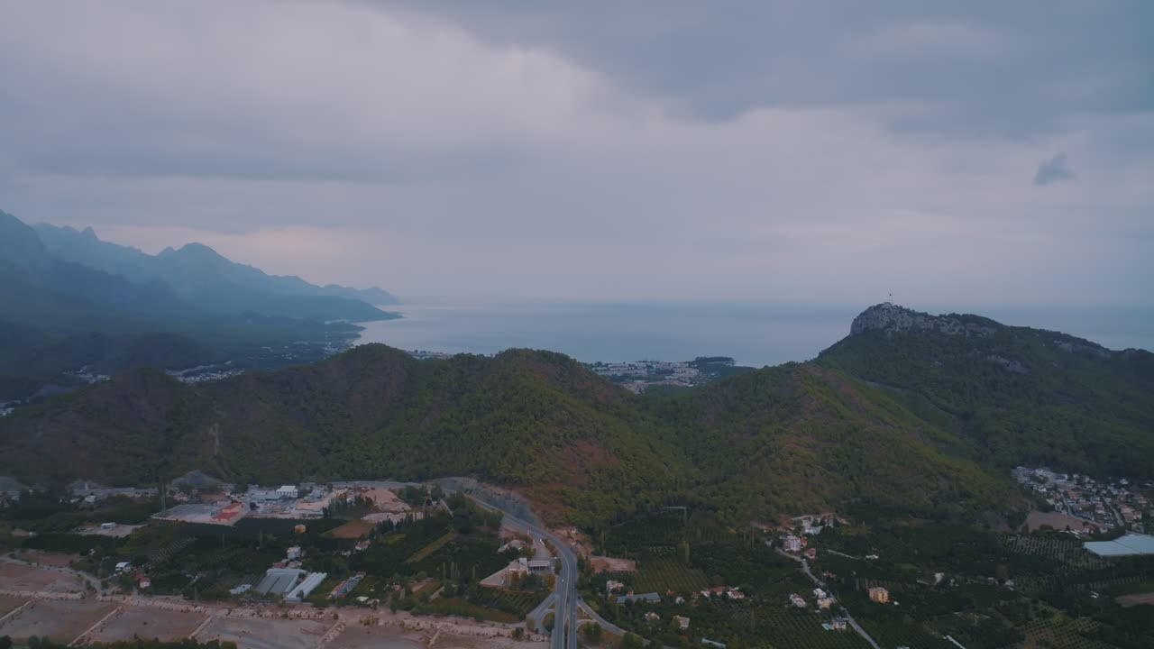 해안 산악 지역 의 공중 사진