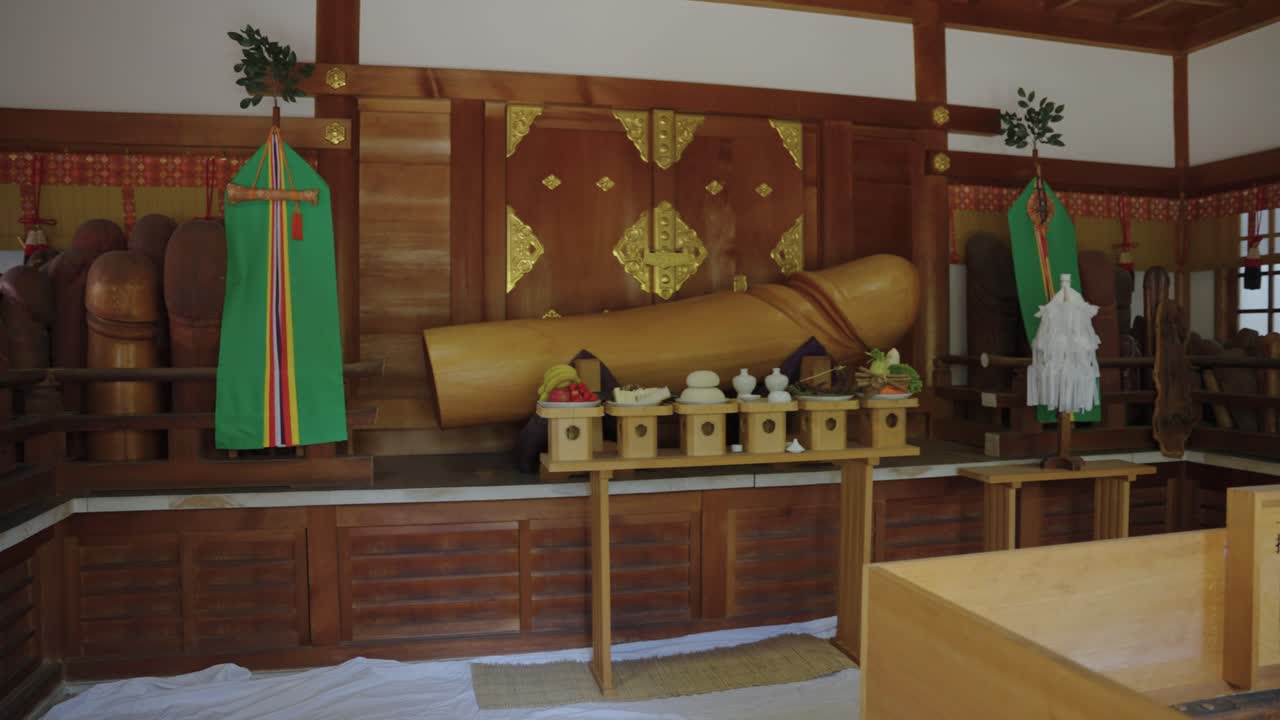 일본 아이치현 타가타 신사에 있는 커다란 조각된 나무 페니스