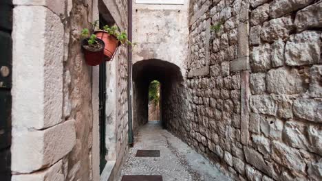 caminando por el casco antiguo y las estrechas calles de la antigua ciudad de dubrovnik