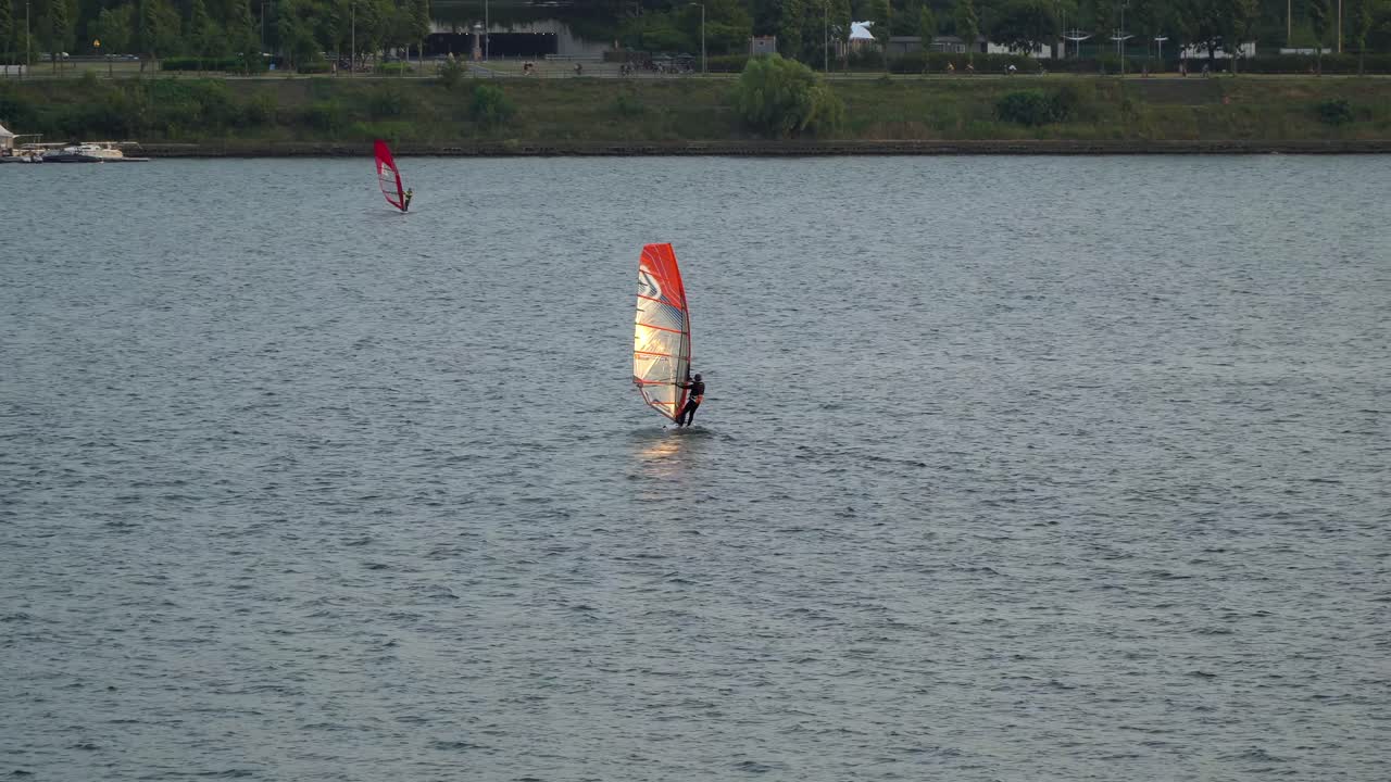gente haciendo windsurf en el río han ttukseom al atardecer, tiro estático