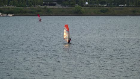 Gente-Haciendo-Windsurf-En-El-Río-Han-Ttukseom-Al-Atardecer,-Tiro-Estático