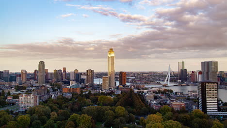 el horizonte de rotterdam - un día nublado de otoño
