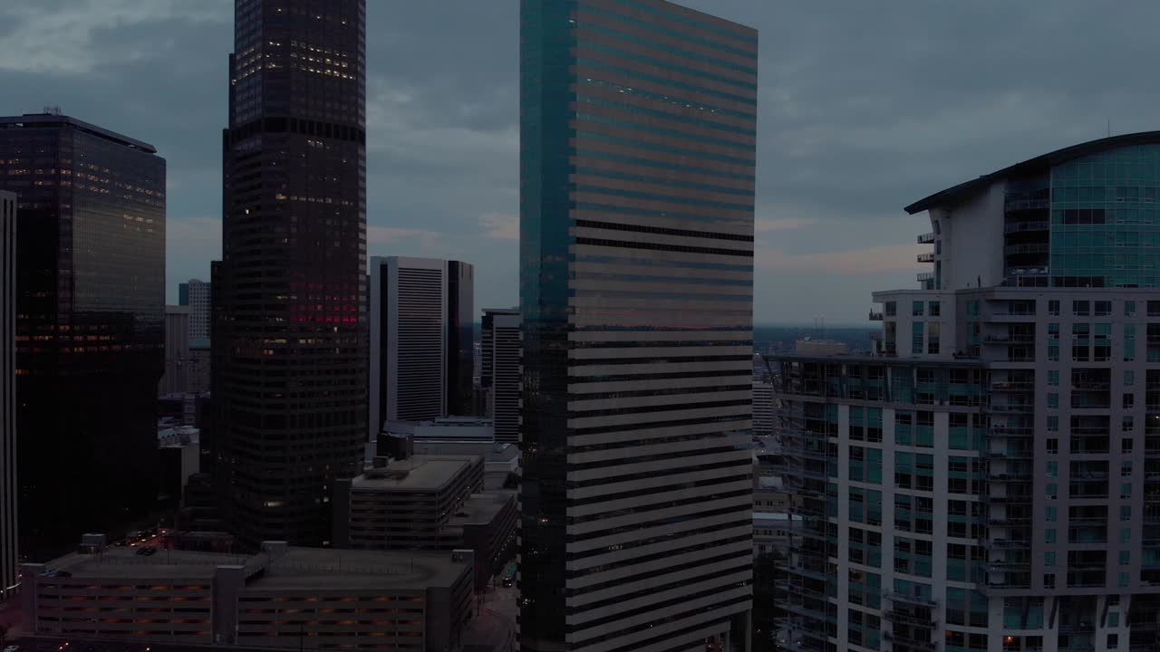 fotografía aérea estacionaria de los rascacielos del centro de denver en la hora azul del amanecer
