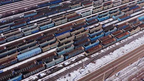vista aérea de gran angular - trenes de carga vacíos estacionados en el patio de almacenamiento en katowice - escena de invierno cubierta de nieve