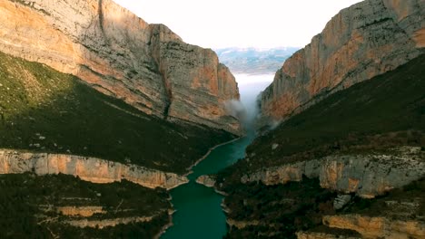 Sombra-Que-Cubre-Rocas-Históricas-Del-Acantilado-De-Montaña-En-Cataluña-España-Montaña