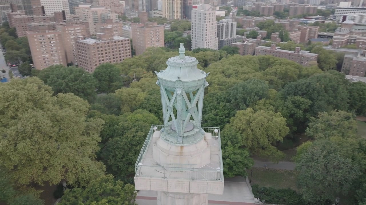 Vista aerea del Monumento ai Martiri delle Navi Prigione. Scattato in una mattinata estiva nuvolosa a Fort Greene Park, Brooklyn