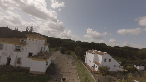 vuelo fpv sobre un pequeño huerto árido hasta una antigua granja española