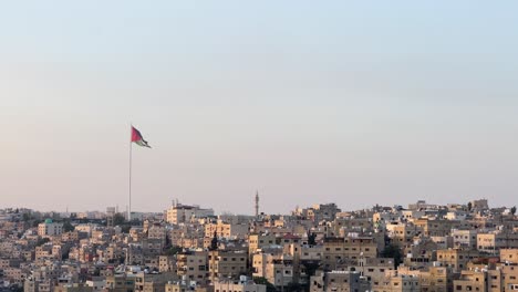 Amman-Stadt-Von-Oben-Die-Zitadelle-Von-Amman-Mit-Jordanien-Flagge-Schöne-Skyline-Der-Stadt-Tagsüber-4k
