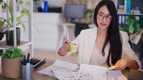 mujer de negocios confiada analiza el informe financiero de la compañía trabajando en el escritorio en la oficina